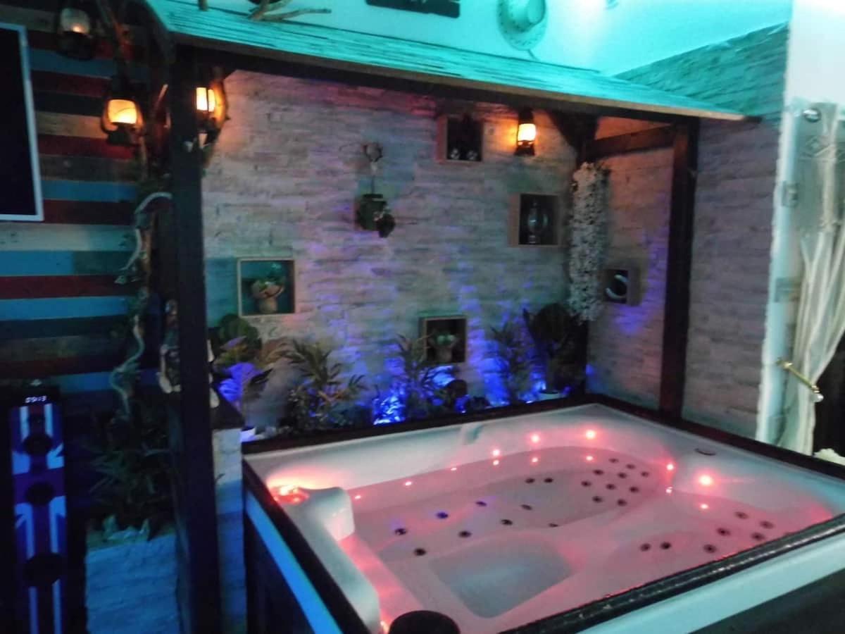 L'Histoire De L'Ouest , Jacuzzi Appartement Dole Exteriér fotografie